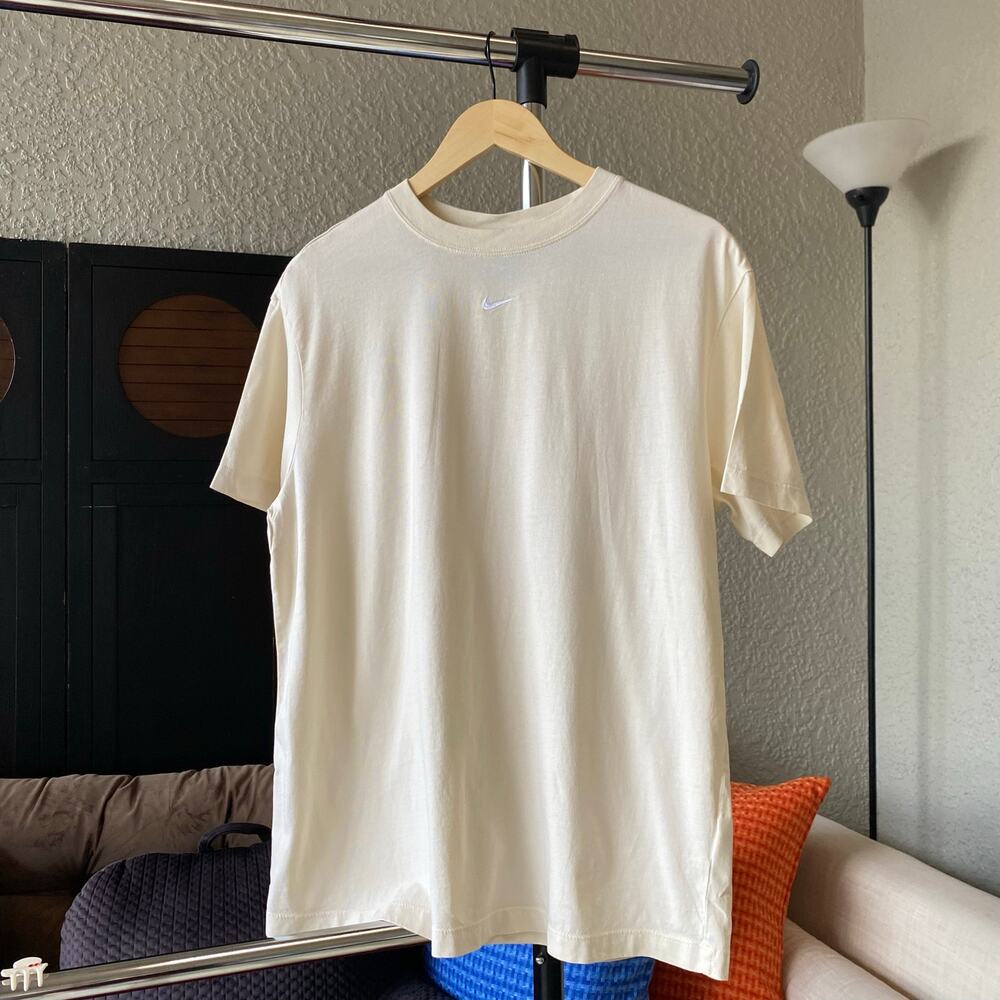Nike T-Shirt Embroider Logo Cream Medium Casual Workout Tee Sportswear Athletic